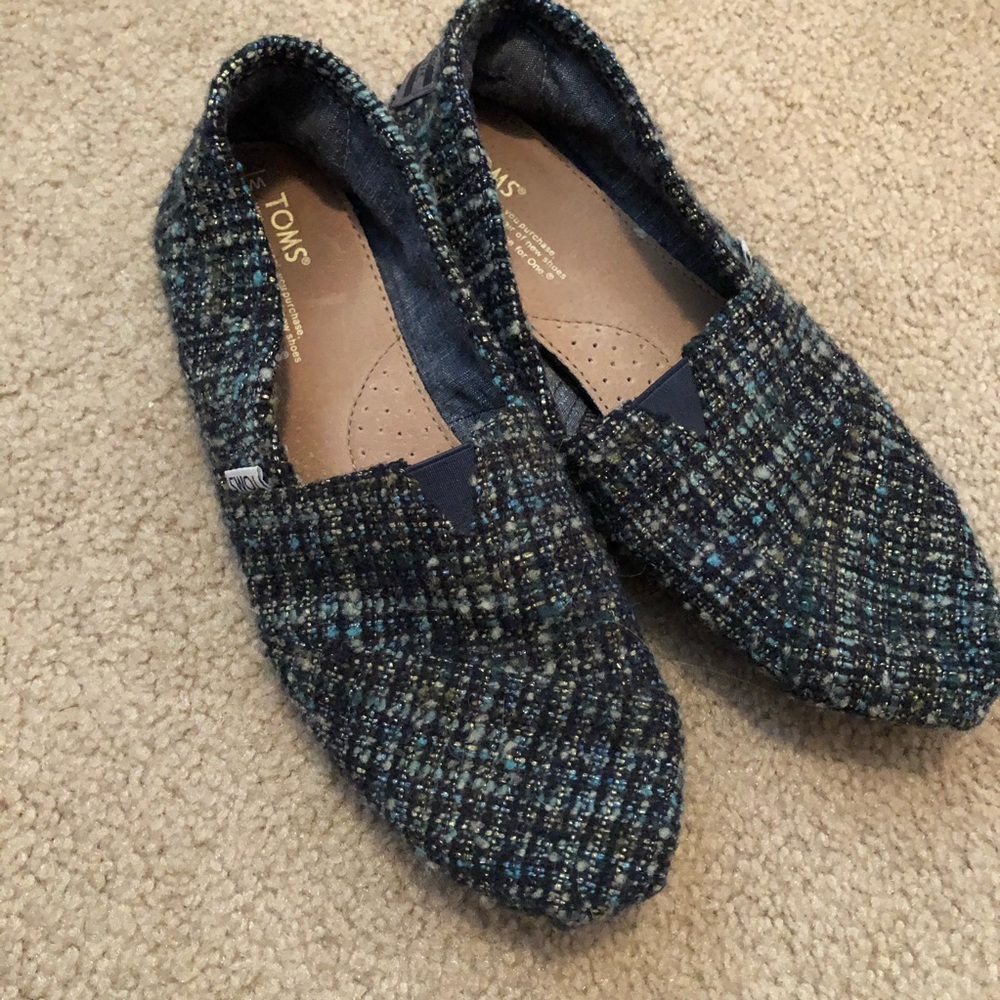 Blue woven toms